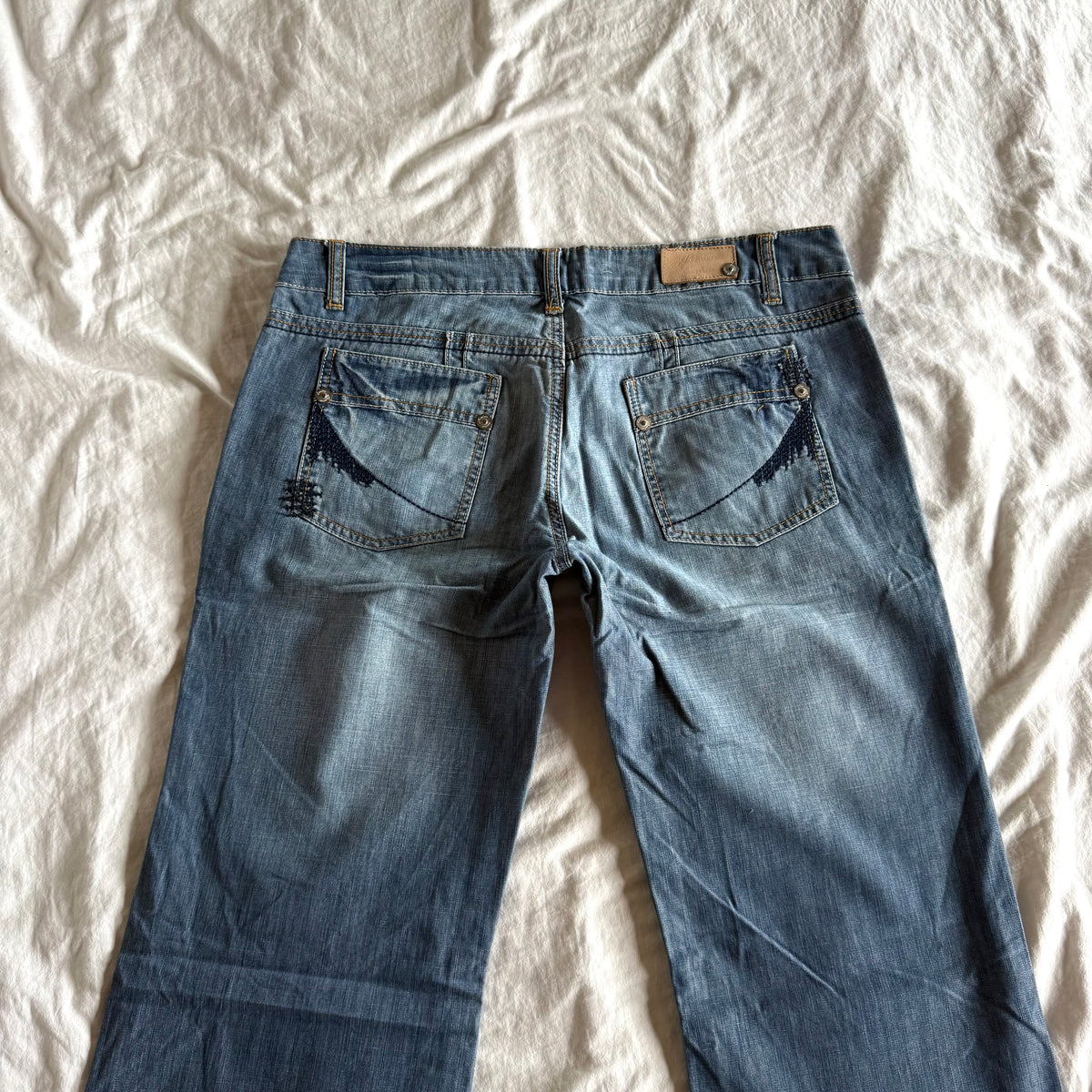 Amisu Low-Rise Light Wash Ultra Wide Leg Jeans - Size L/XL