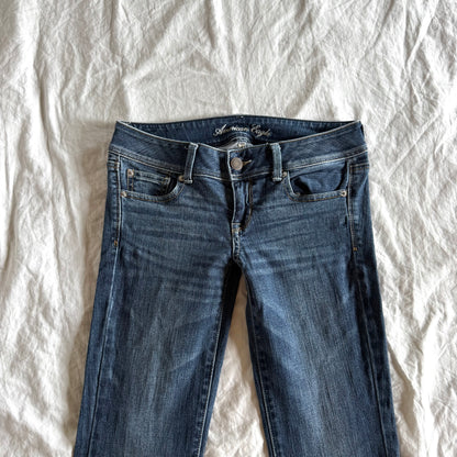 American Eagle Low-Rise Medium Wash Straight Fit Jeans - Size XS