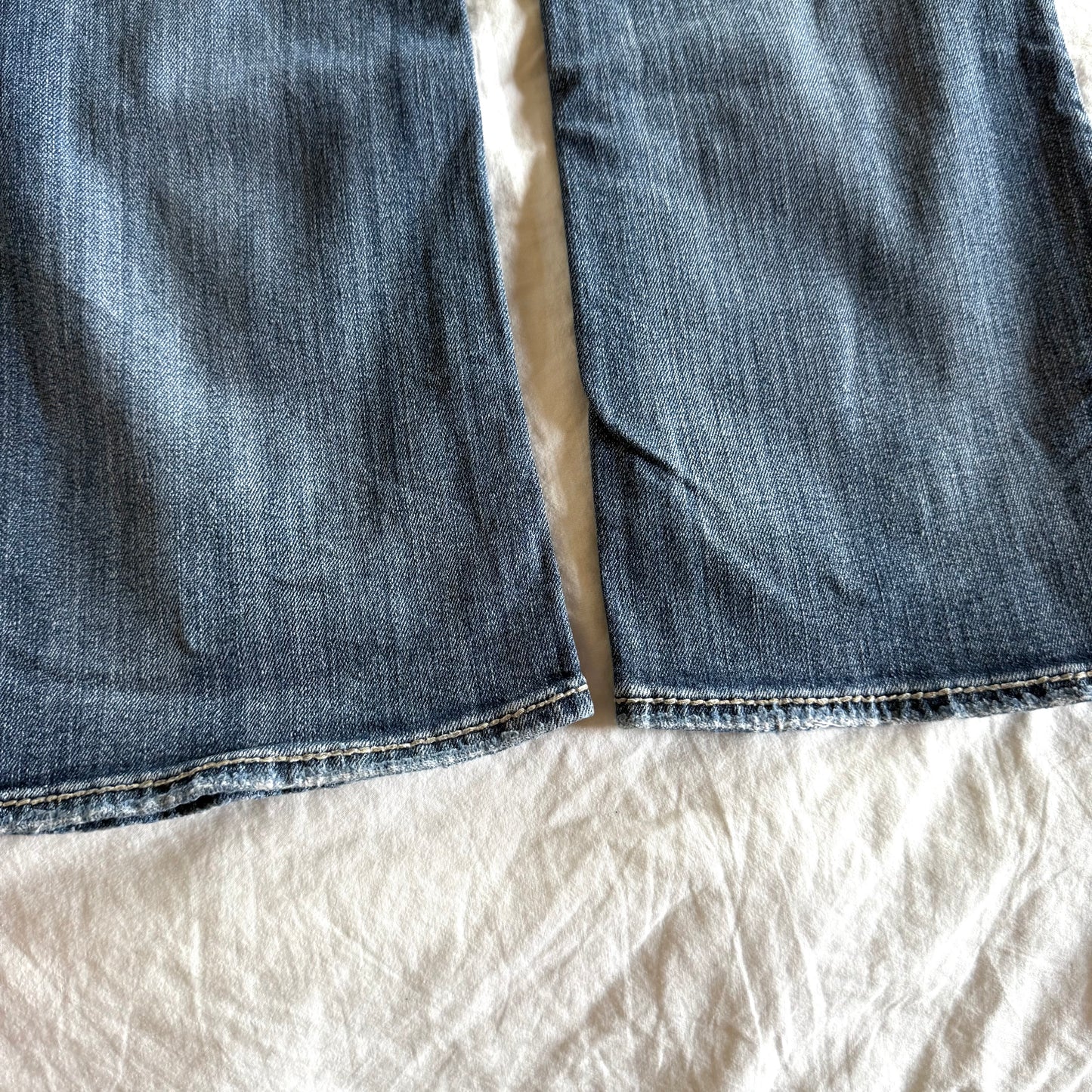 Silver Low-Rise Medium Wash Straight Fit Jeans - Size M