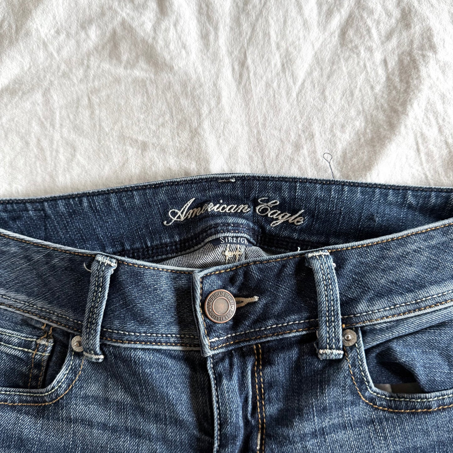 American Eagle Low-Rise Medium Wash Straight Fit Jeans - Size XS